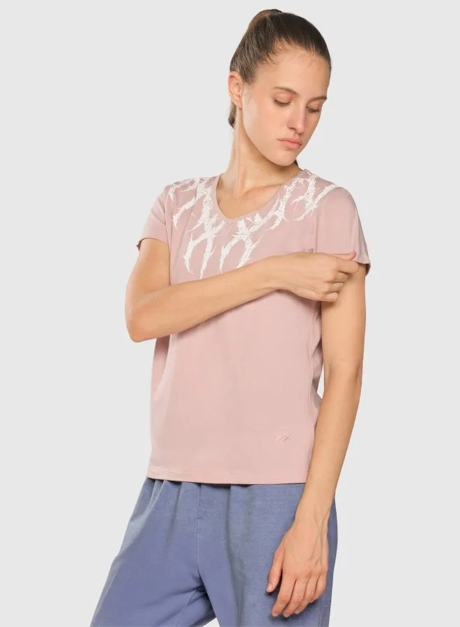 ماسلميند تيشيرت نسائي بياقة  مطبوع ومقاس عادي بخصائص فائقة النعومة، لون يدوم طويلاً، قماش مطاطي مقاوم للتجعد لراحة طوال اليوم